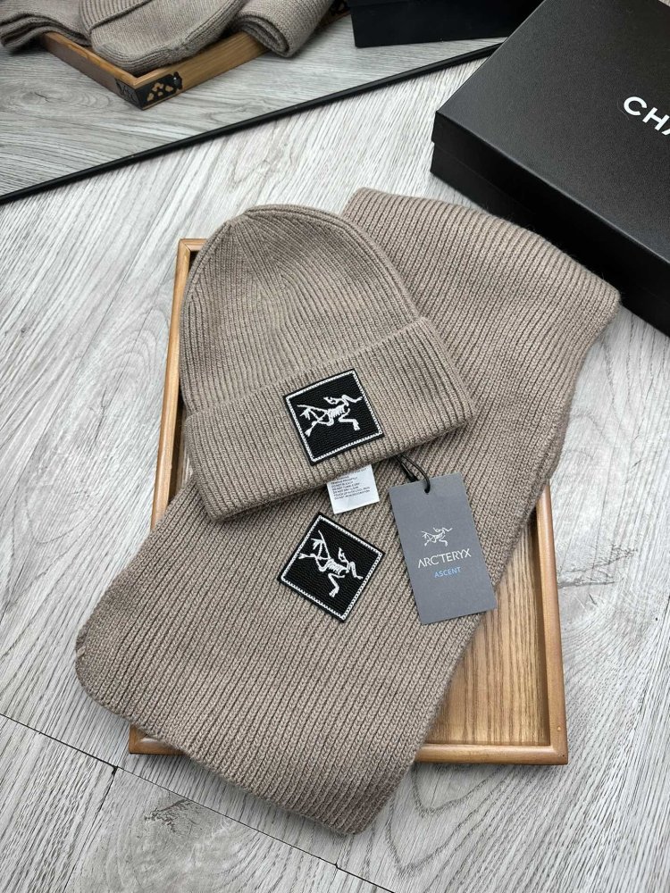 Комплект шерстяные шапка и шарф