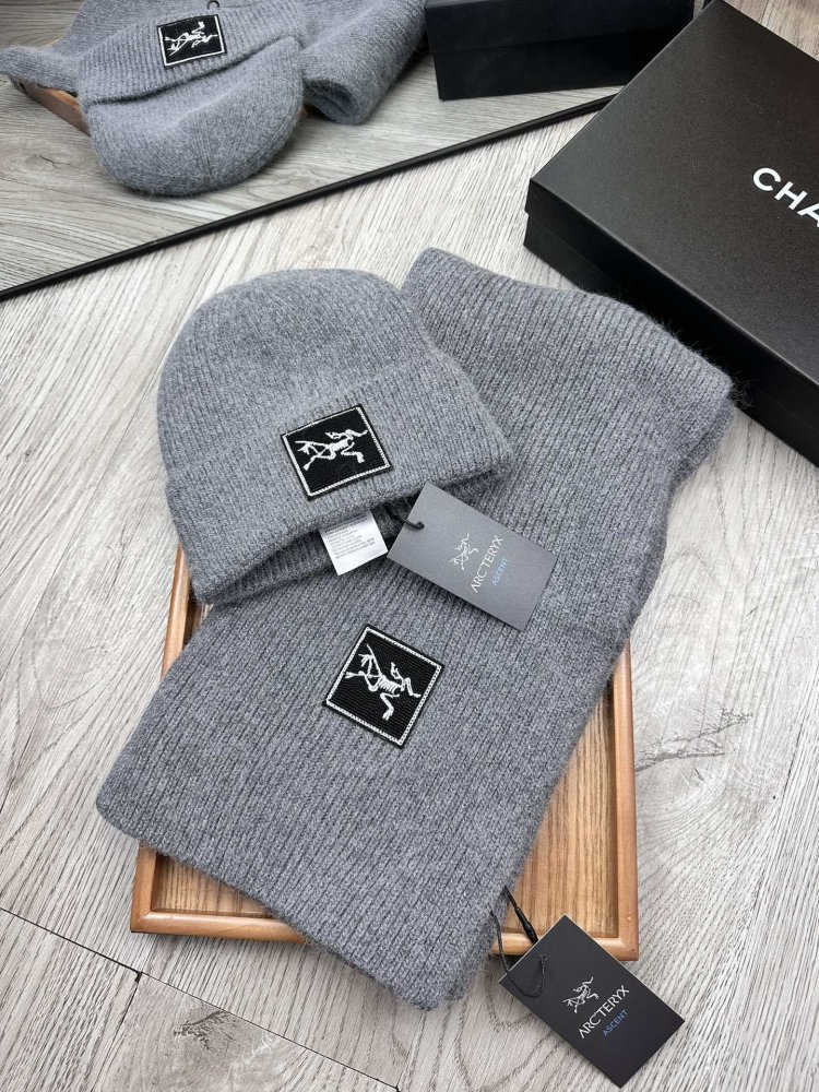 Комплект шерстяные шапка и шарф