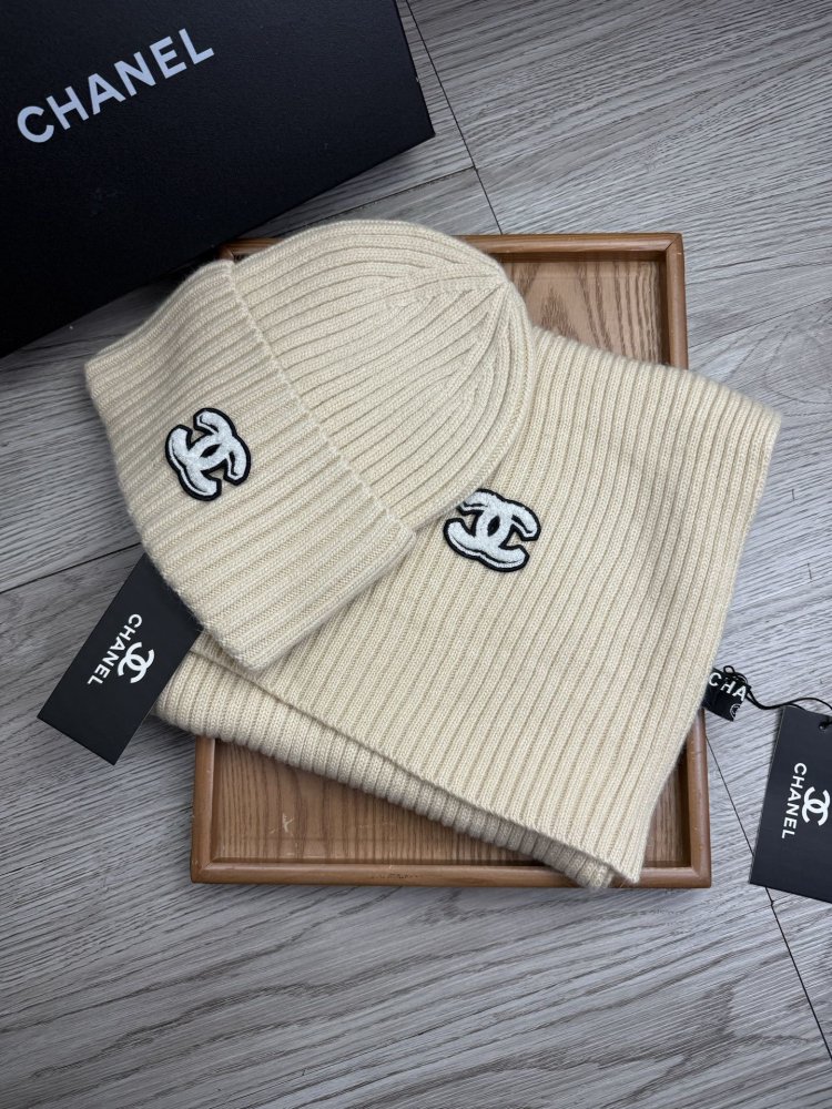 Комплект шерстяные шапка и шарф