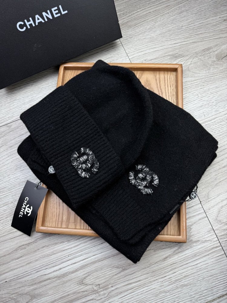 Комплект шерстяные шапка и шарф