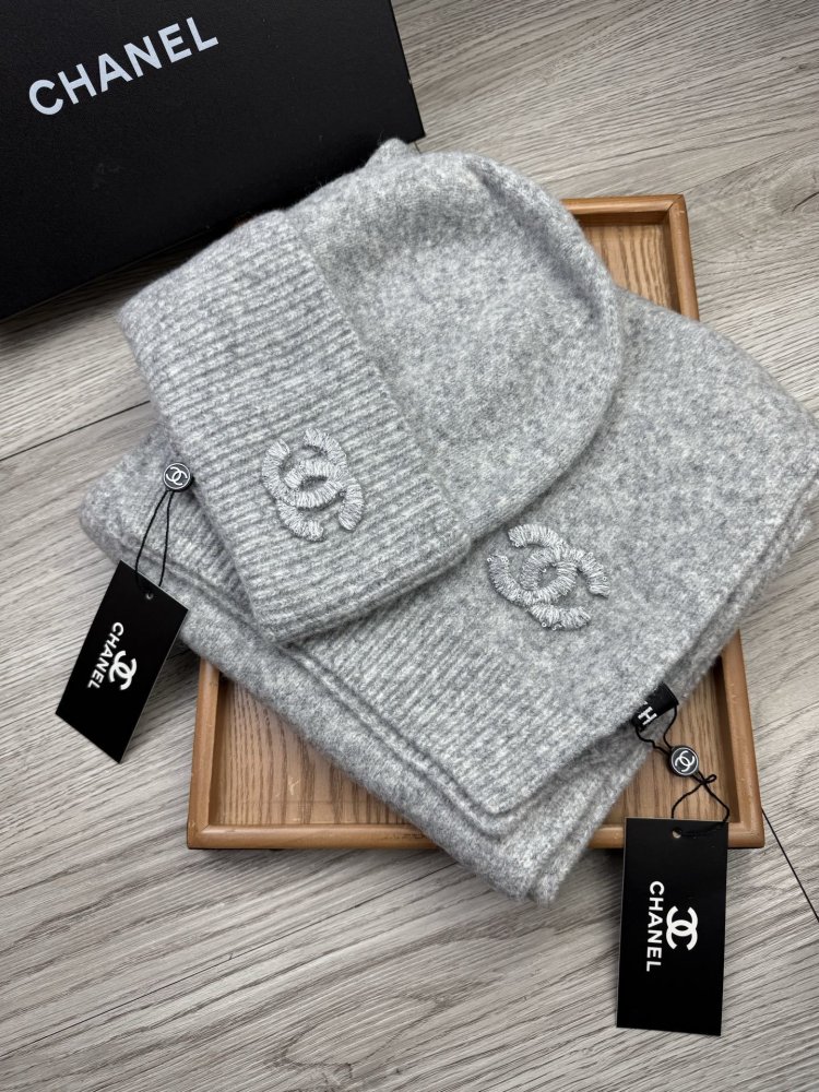 Комплект шерстяные шапка и шарф