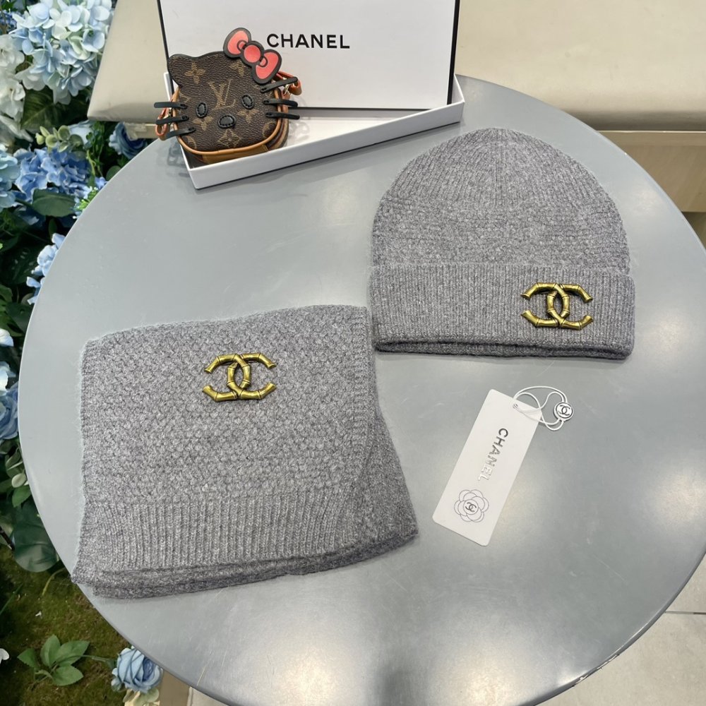 Комплект шерстяные шапка и шарф