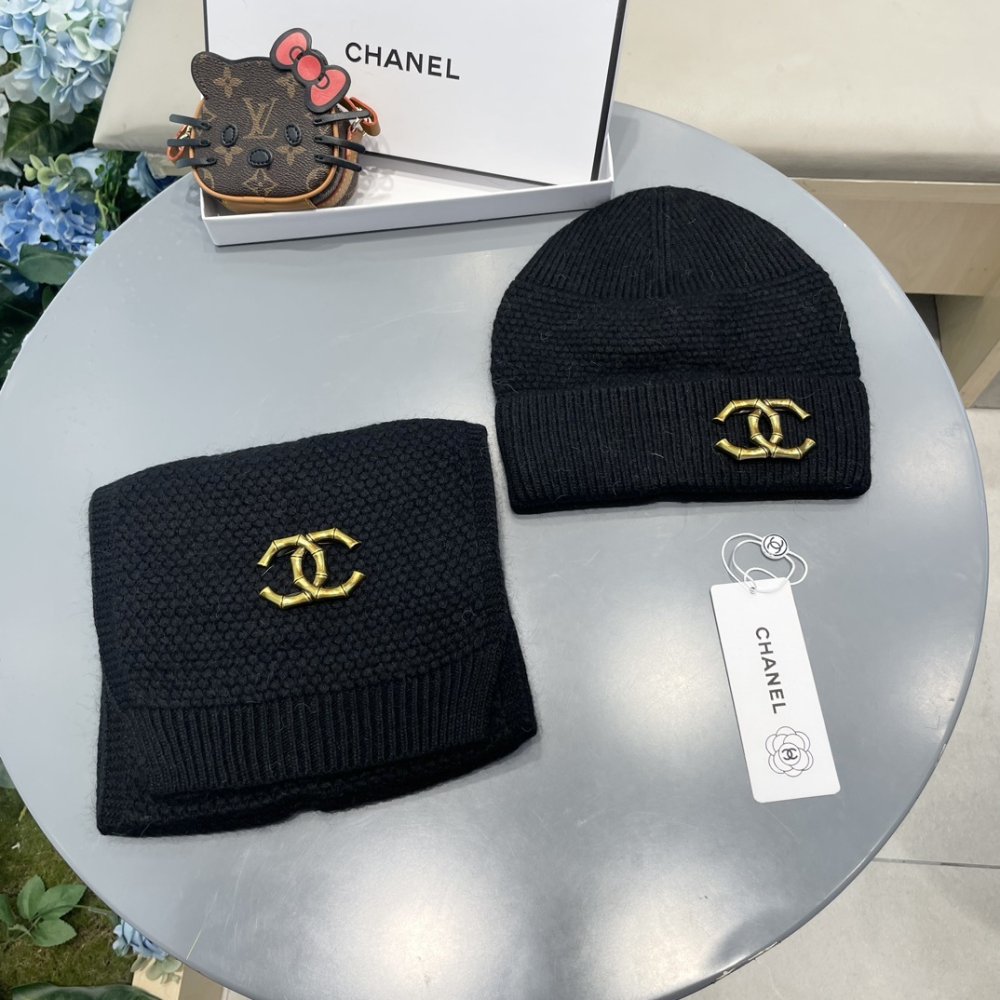 Комплект шерстяные шапка и шарф