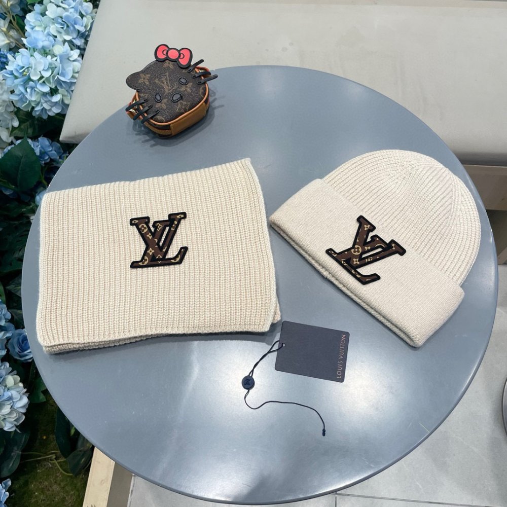 Комплект шерстяные шапка и шарф