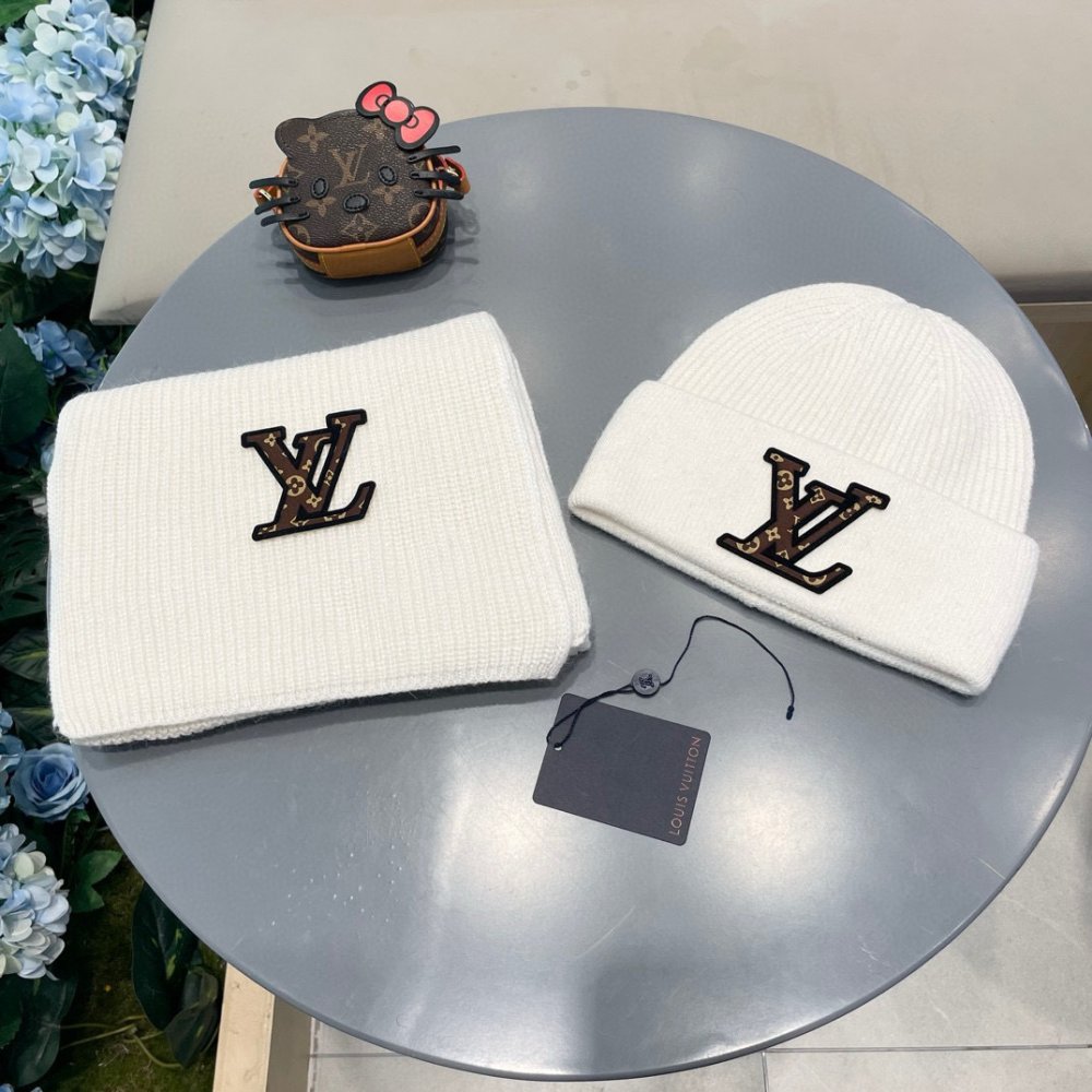 Комплект шерстяные шапка и шарф