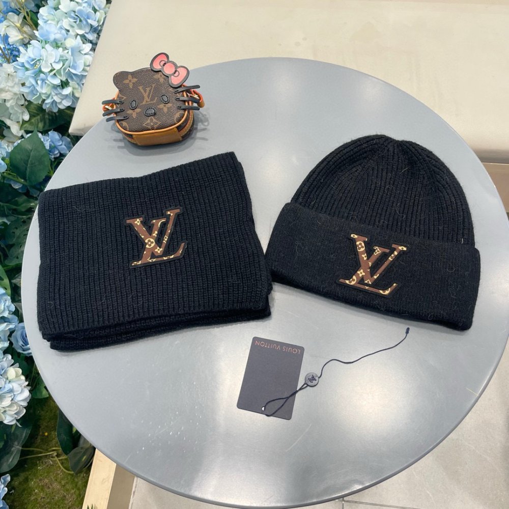 Комплект шерстяные шапка и шарф