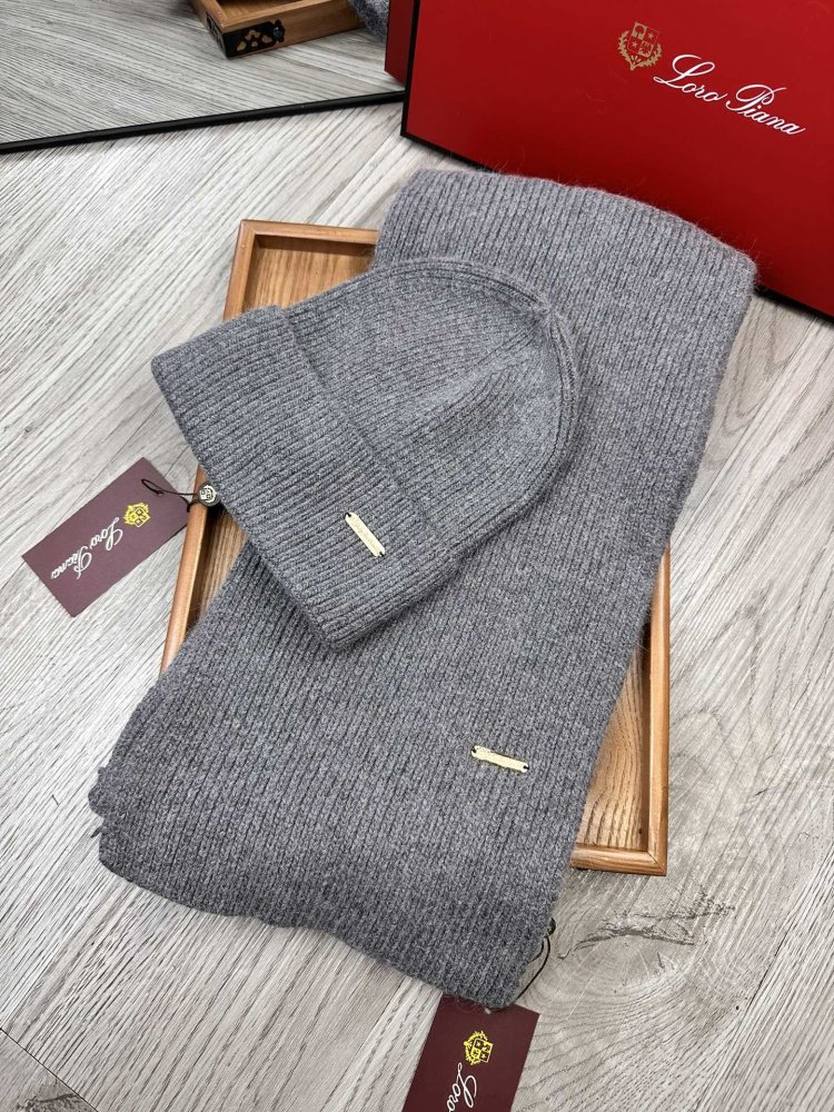 Комплект вовняні шапка і шарф