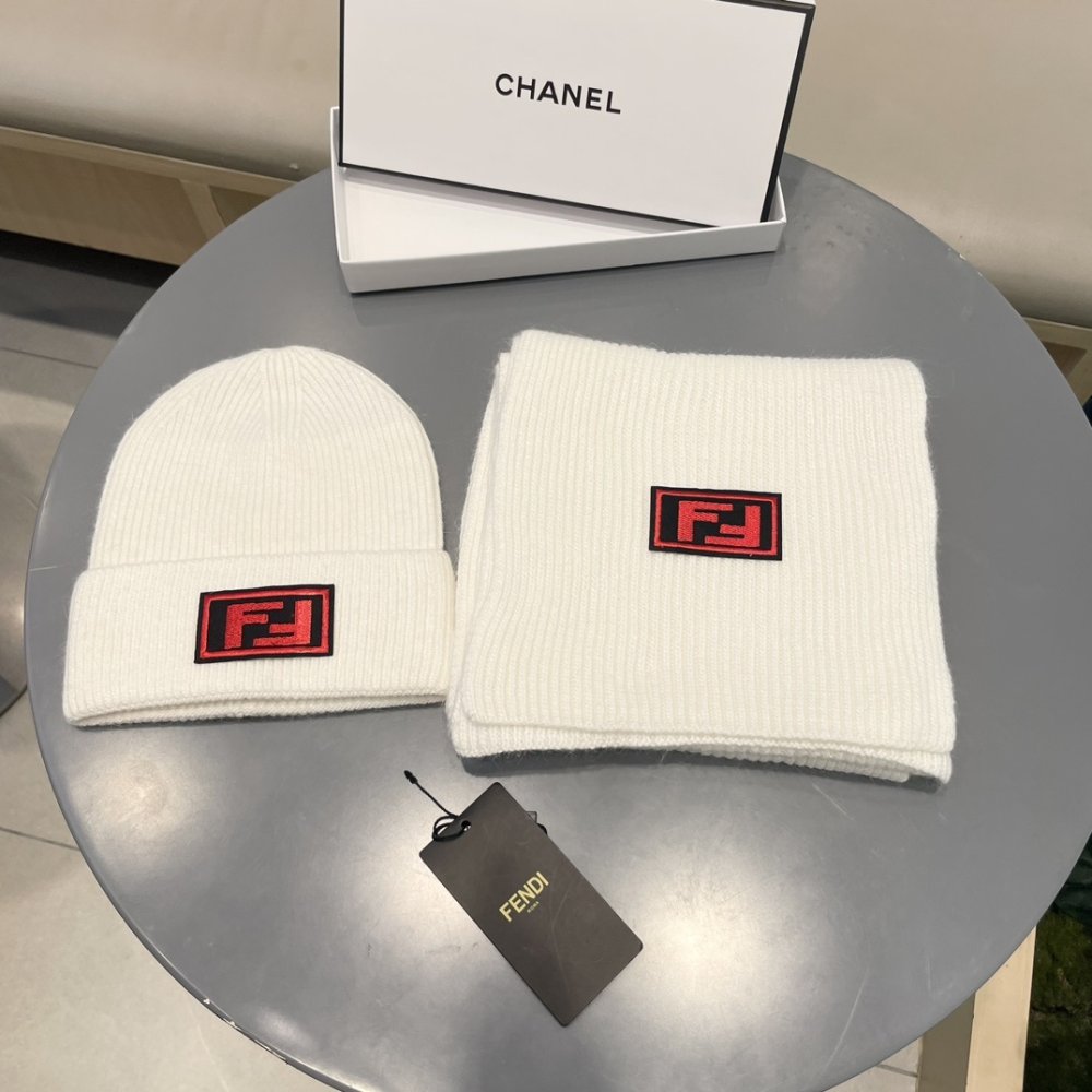 Комплект шерстяные шапка и шарф