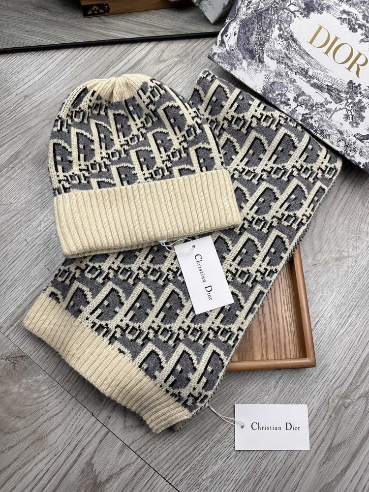 Комплект шерстяные шапка и шарф