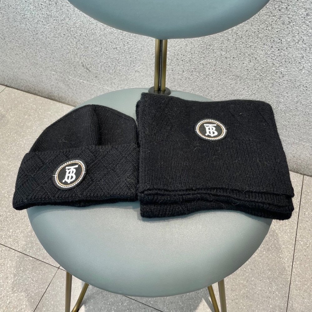 Комплект шерстяные шапка и шарф