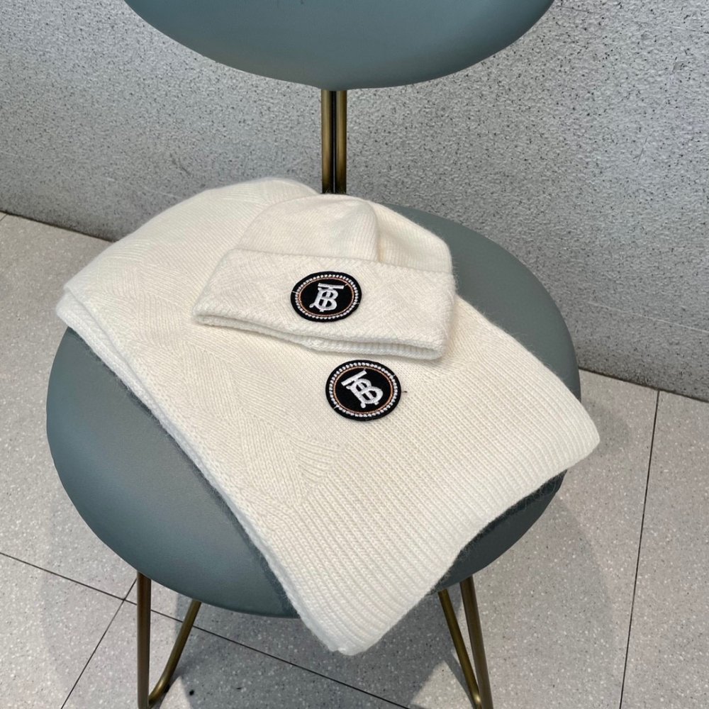 Комплект шерстяные шапка и шарф