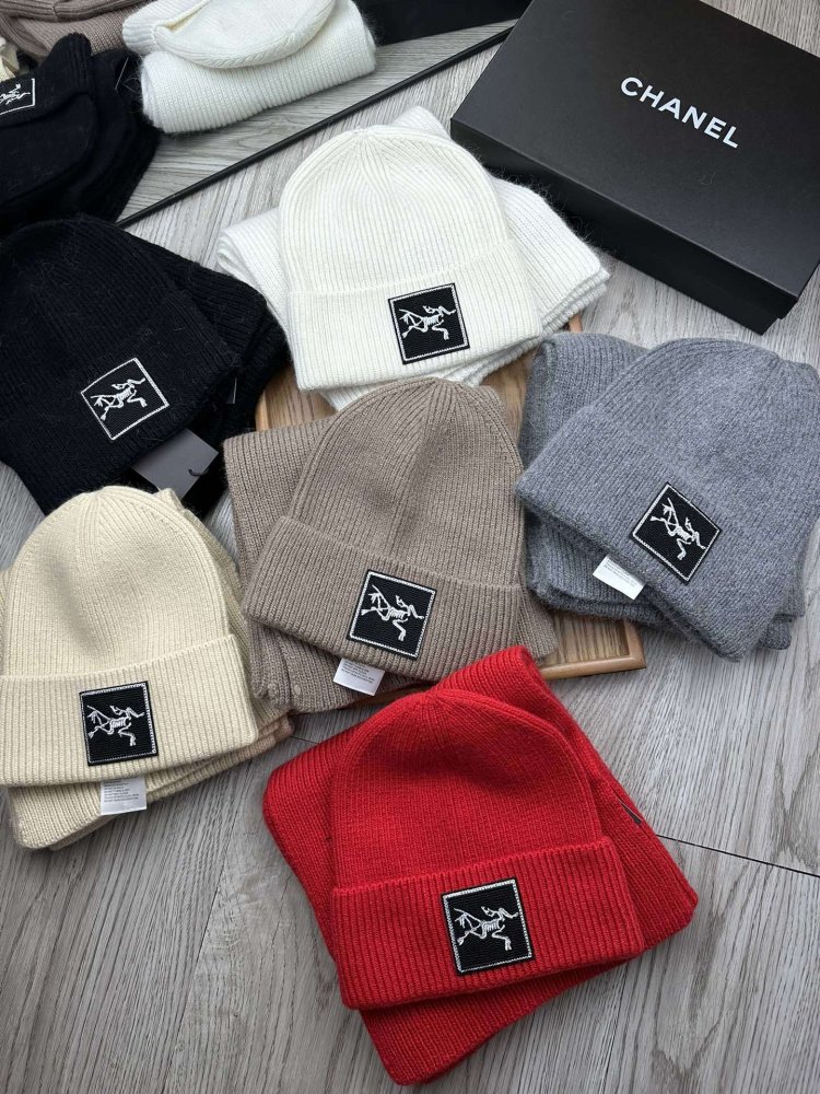 Комплект шерстяные шапка и шарф фото 2