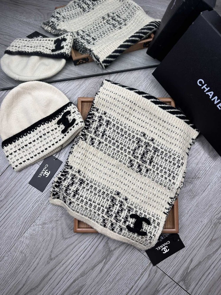 Комплект шерстяные шапка и шарф фото 2