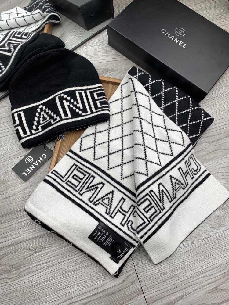 Комплект шерстяные шапка и шарф фото 2