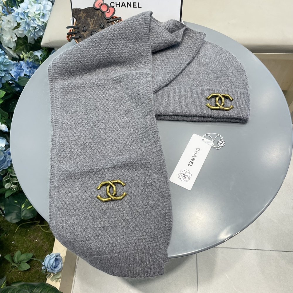 Комплект шерстяные шапка и шарф фото 2