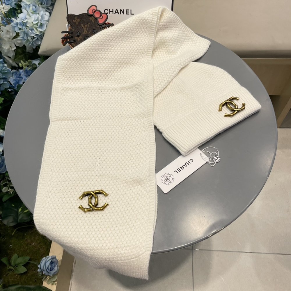 Комплект шерстяные шапка и шарф фото 2