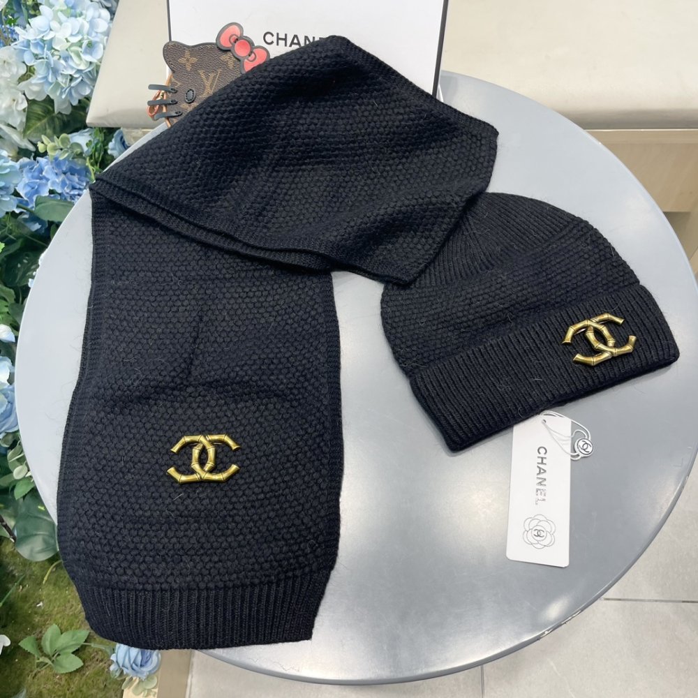 Комплект шерстяные шапка и шарф фото 2