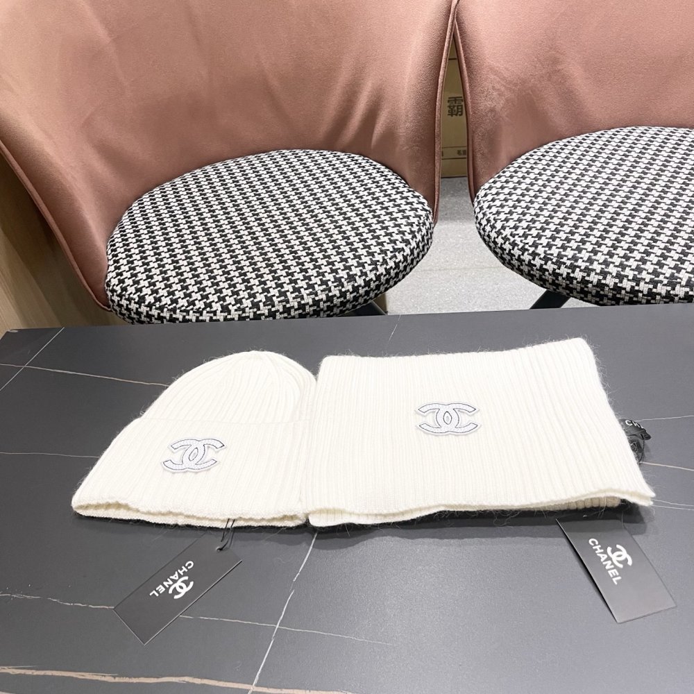 Комплект шерстяные шапка и шарф фото 2