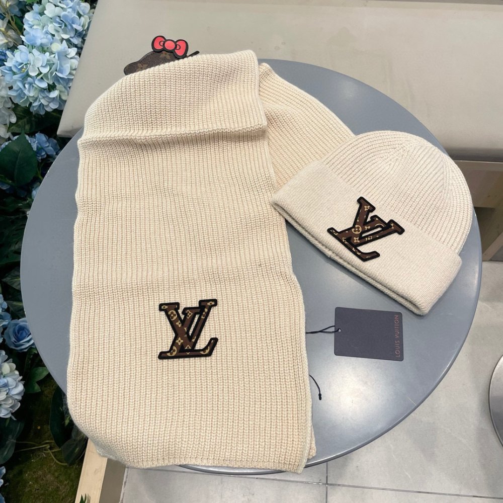 Комплект шерстяные шапка и шарф фото 2