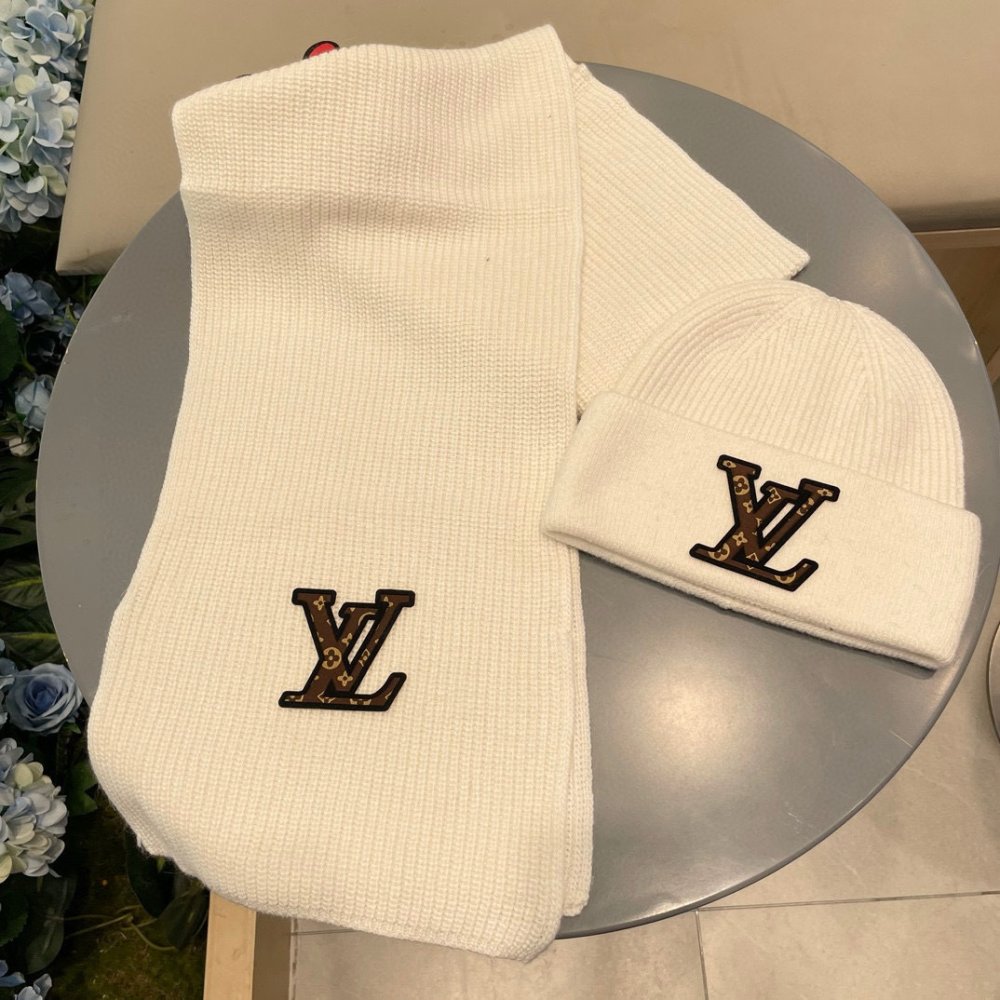 Комплект шерстяные шапка и шарф фото 2