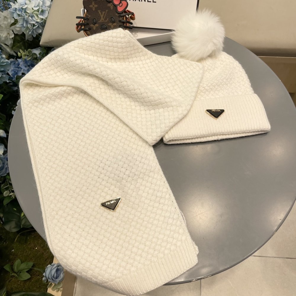 Комплект шерстяные шапка и шарф фото 2