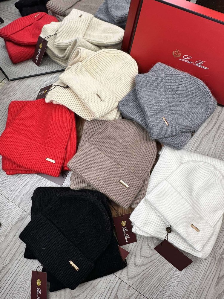 Комплект шерстяные шапка и шарф фото 2