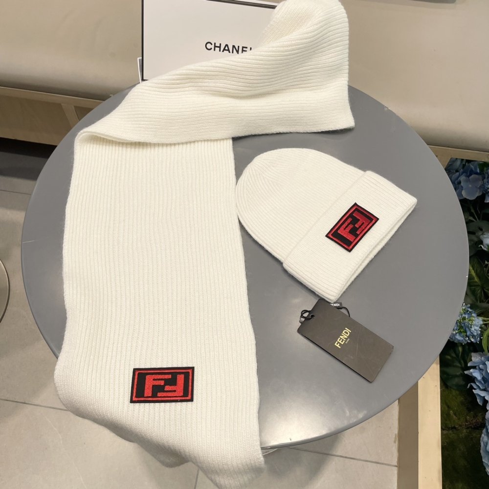 Комплект шерстяные шапка и шарф фото 2