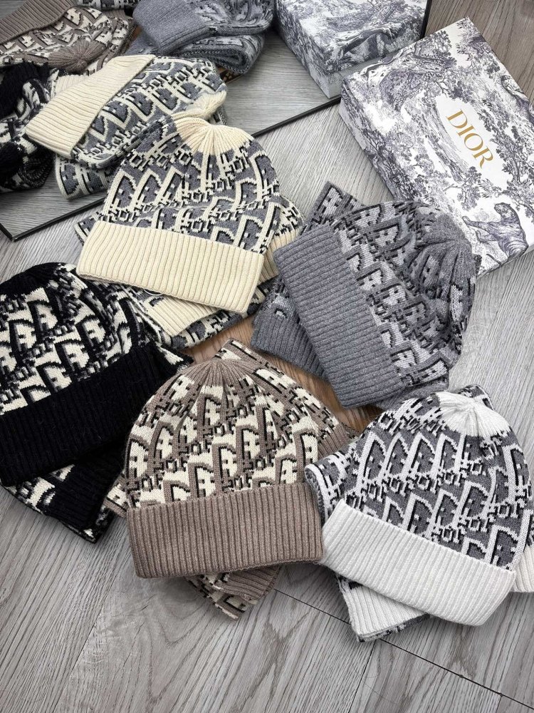 Комплект шерстяные шапка и шарф фото 2