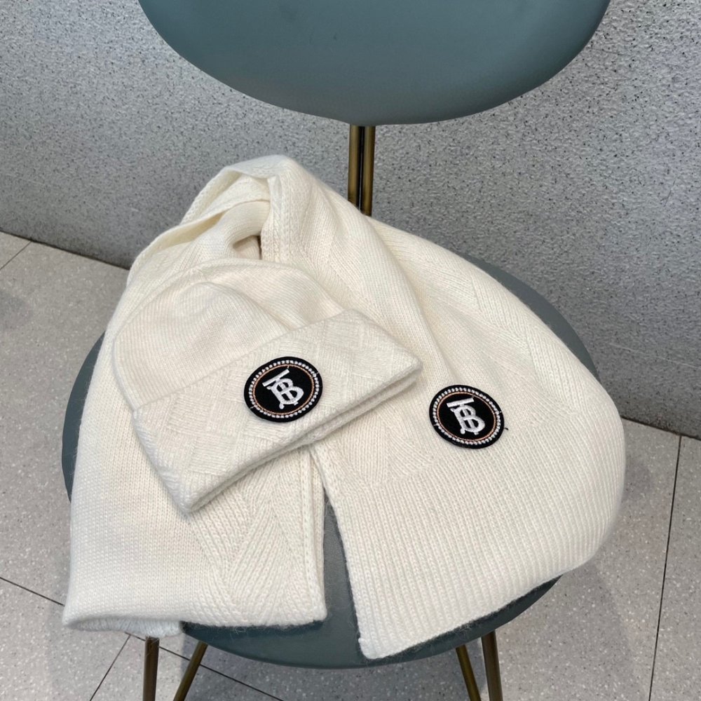 Комплект шерстяные шапка и шарф фото 2