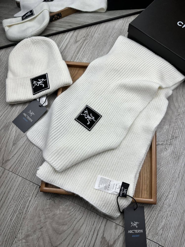 Комплект шерстяные шапка и шарф фото 3