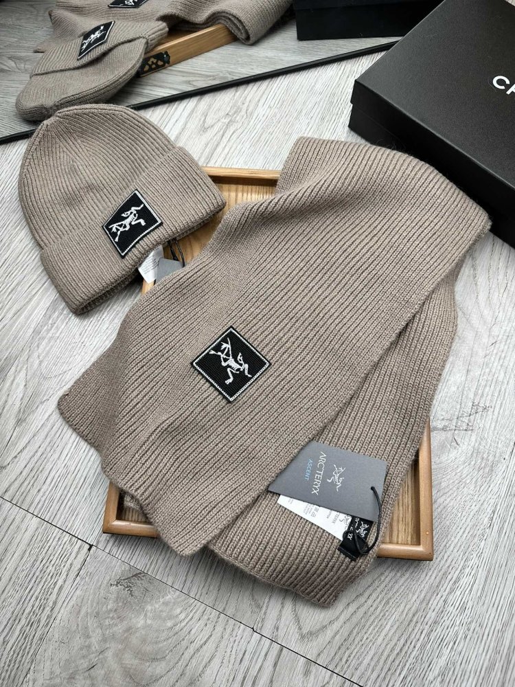 Комплект шерстяные шапка и шарф фото 3