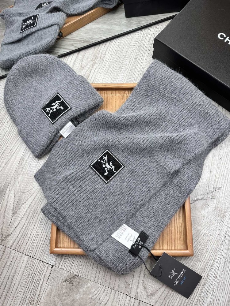 Комплект шерстяные шапка и шарф фото 3