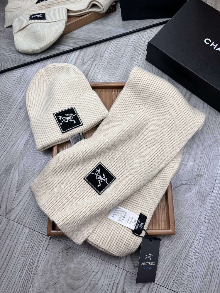 Комплект шерстяные шапка и шарф фото 3