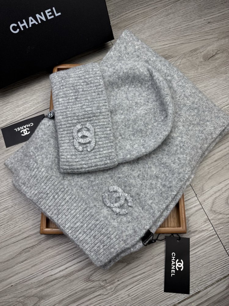 Комплект шерстяные шапка и шарф фото 3