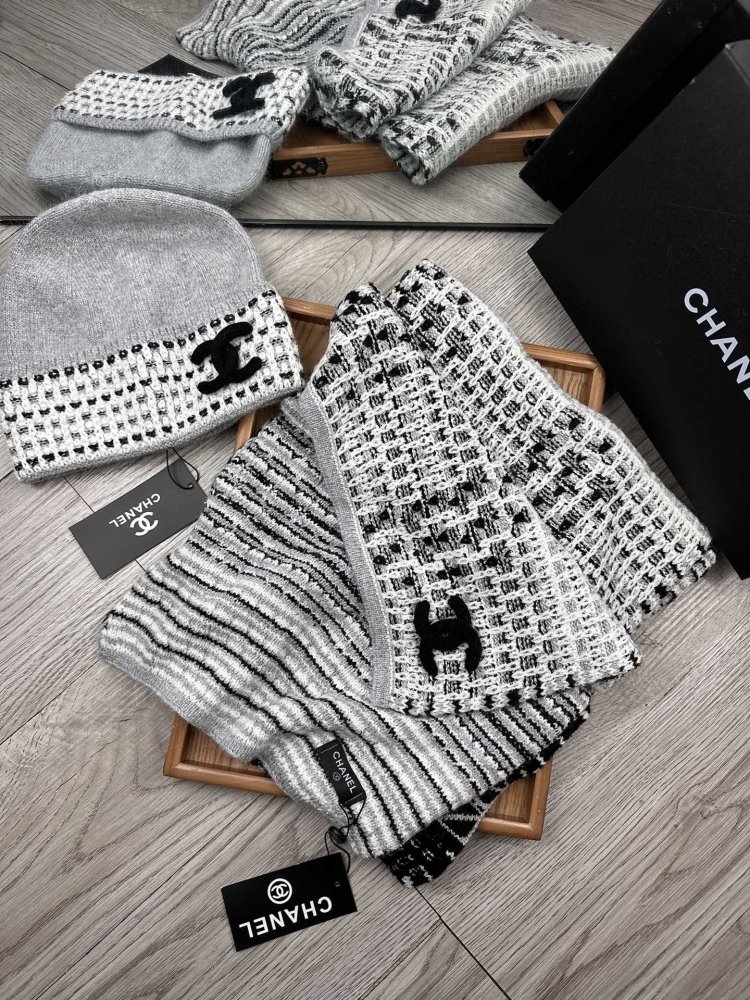 Комплект шерстяные шапка и шарф фото 3