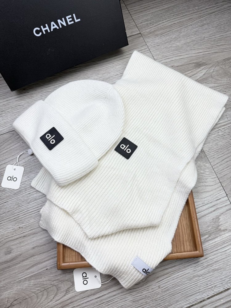 Комплект шерстяные шапка и шарф фото 3