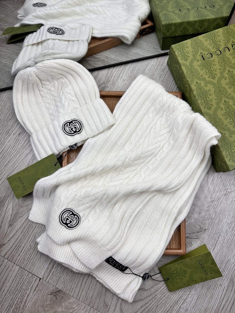 Комплект шерстяные шапка и шарф фото 3