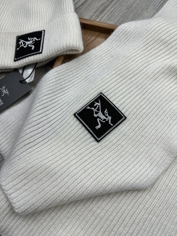 Комплект шерстяные шапка и шарф фото 4