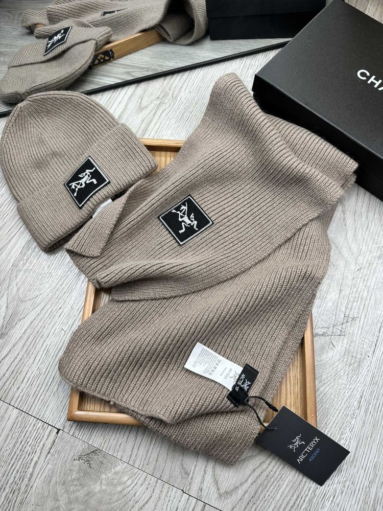 Комплект шерстяные шапка и шарф фото 4