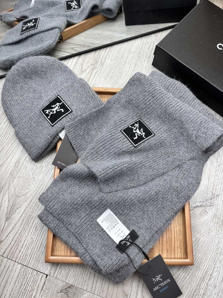 Комплект шерстяные шапка и шарф фото 4