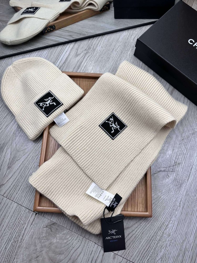 Комплект шерстяные шапка и шарф фото 4