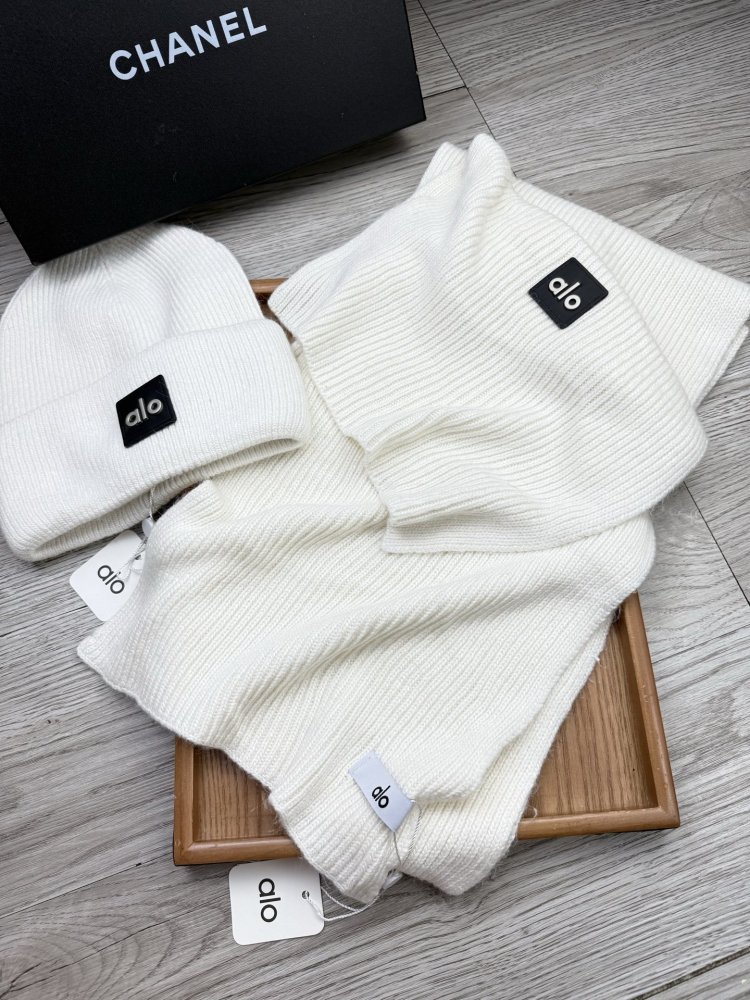 Комплект шерстяные шапка и шарф фото 4