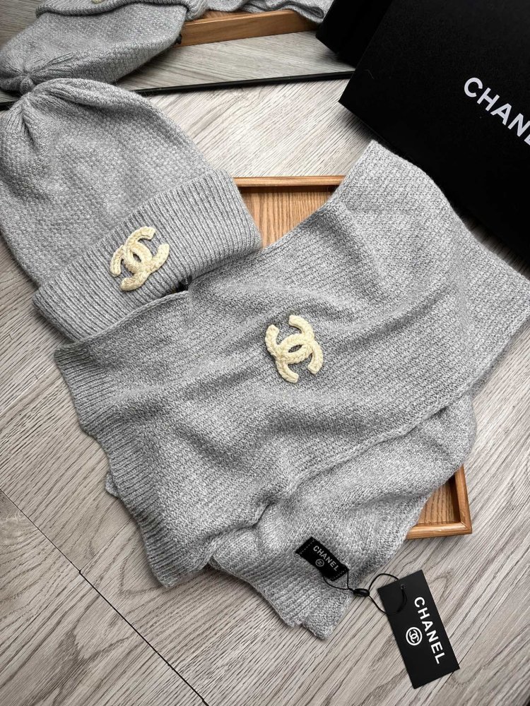 Комплект шерстяные шапка и шарф фото 4