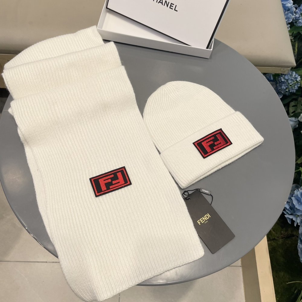 Комплект шерстяные шапка и шарф фото 4