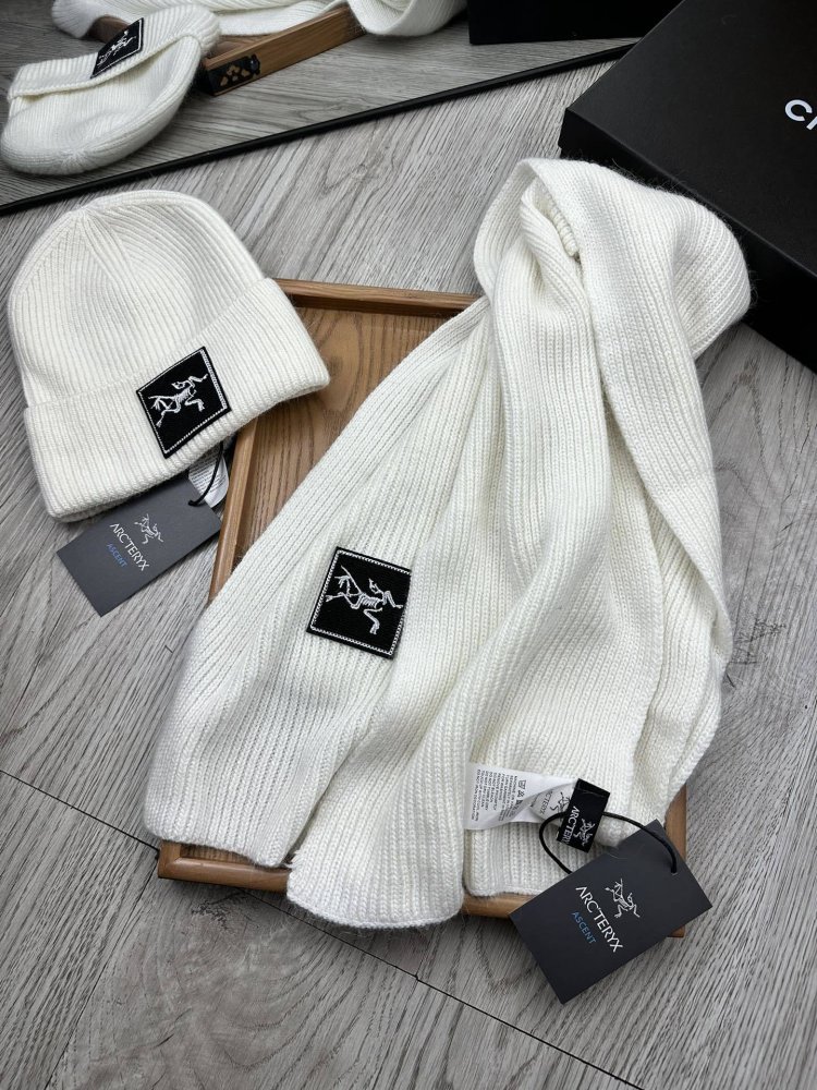 Комплект шерстяные шапка и шарф фото 5