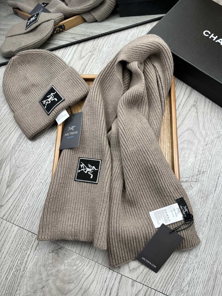 Комплект шерстяные шапка и шарф фото 5