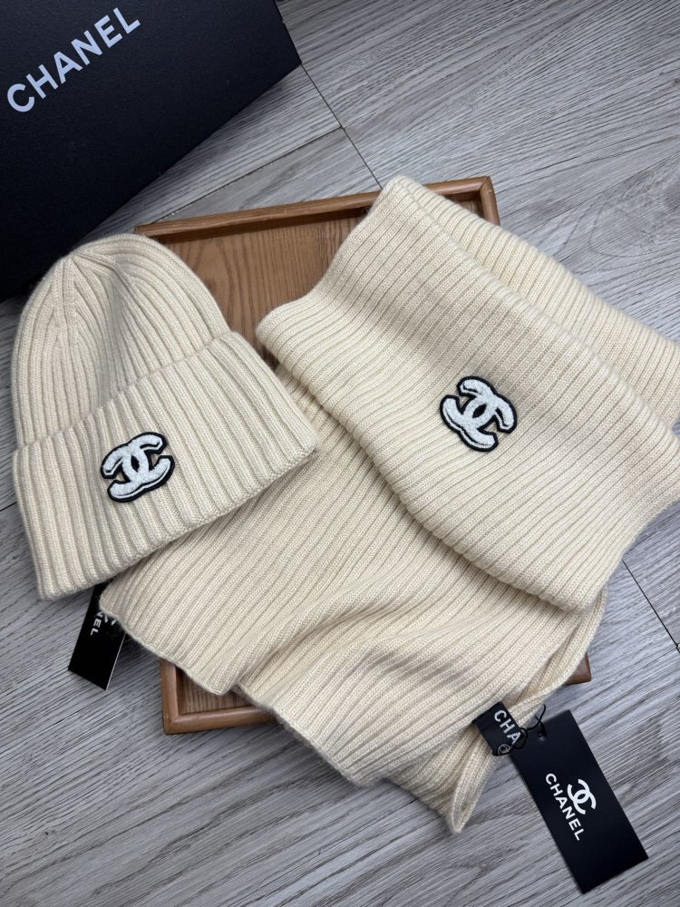 Комплект шерстяные шапка и шарф фото 5