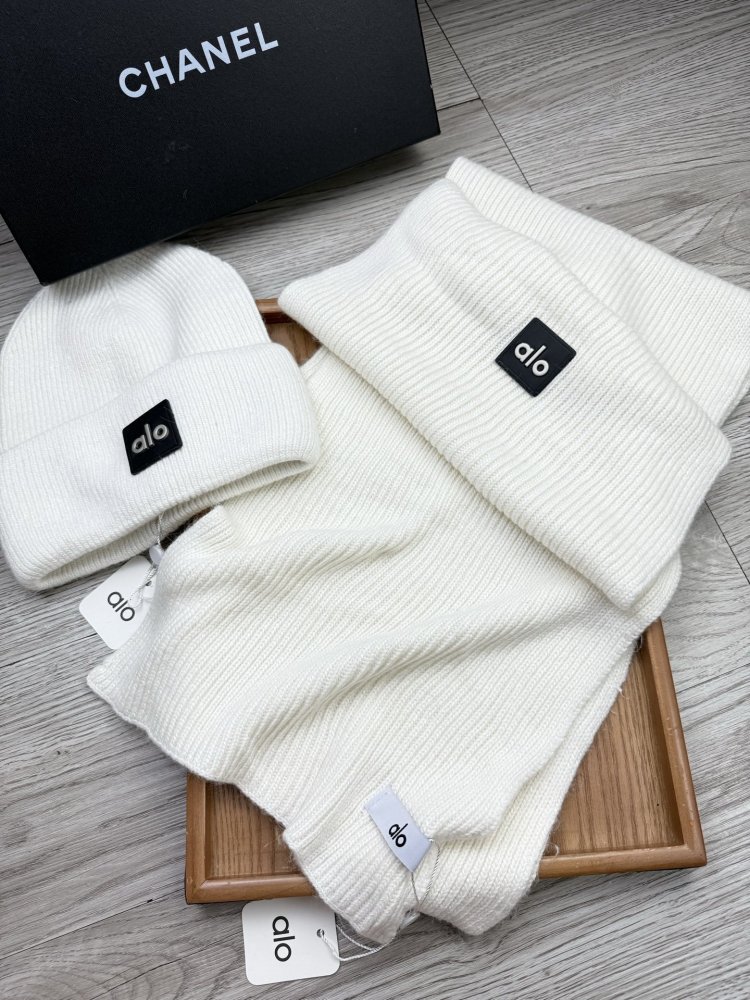 Комплект шерстяные шапка и шарф фото 5