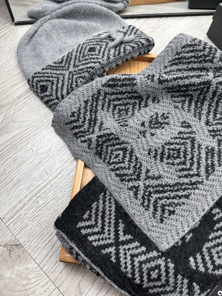 Комплект шерстяные шапка и шарф фото 5