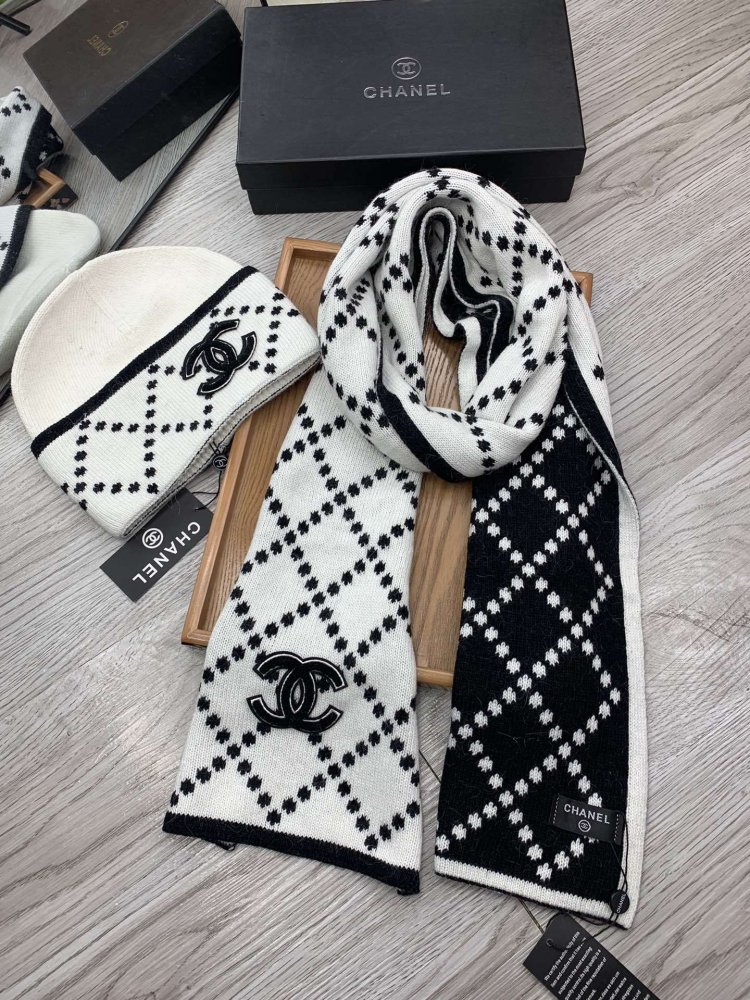 Комплект шерстяные шапка и шарф фото 5